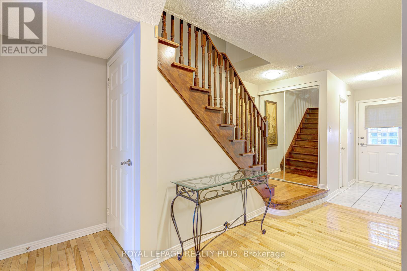 767 Playter Crescent, Newmarket, Ontario  L3X 1W7 - Photo 5 - N12418442