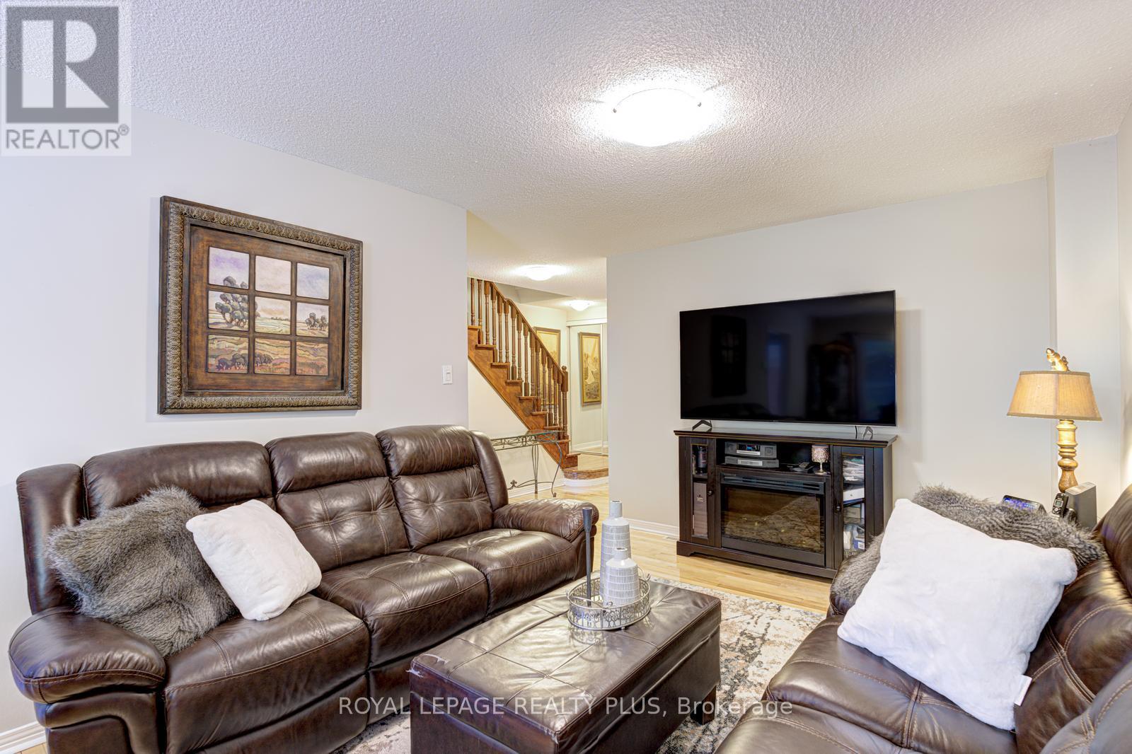 767 Playter Crescent, Newmarket, Ontario  L3X 1W7 - Photo 7 - N12418442
