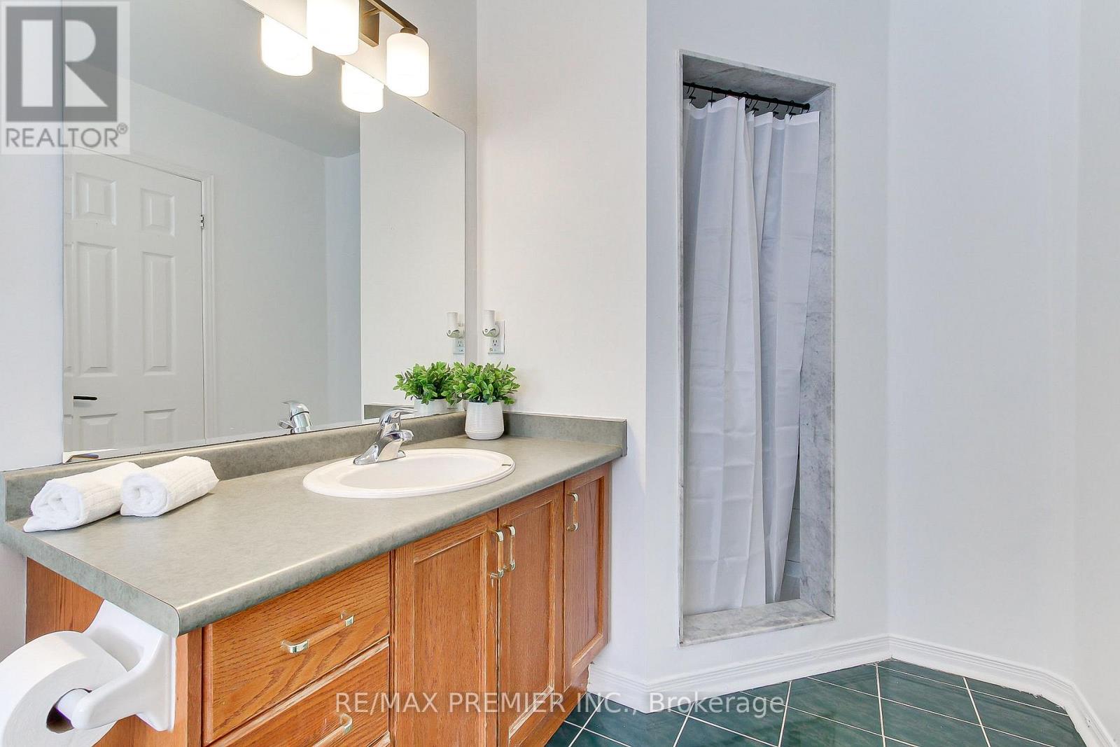 39 Ronan Crescent, Vaughan, Ontario  L4H 2J7 - Photo 13 - N12418451