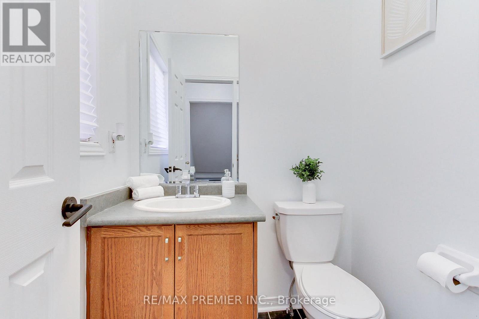 39 Ronan Crescent, Vaughan, Ontario  L4H 2J7 - Photo 8 - N12418451