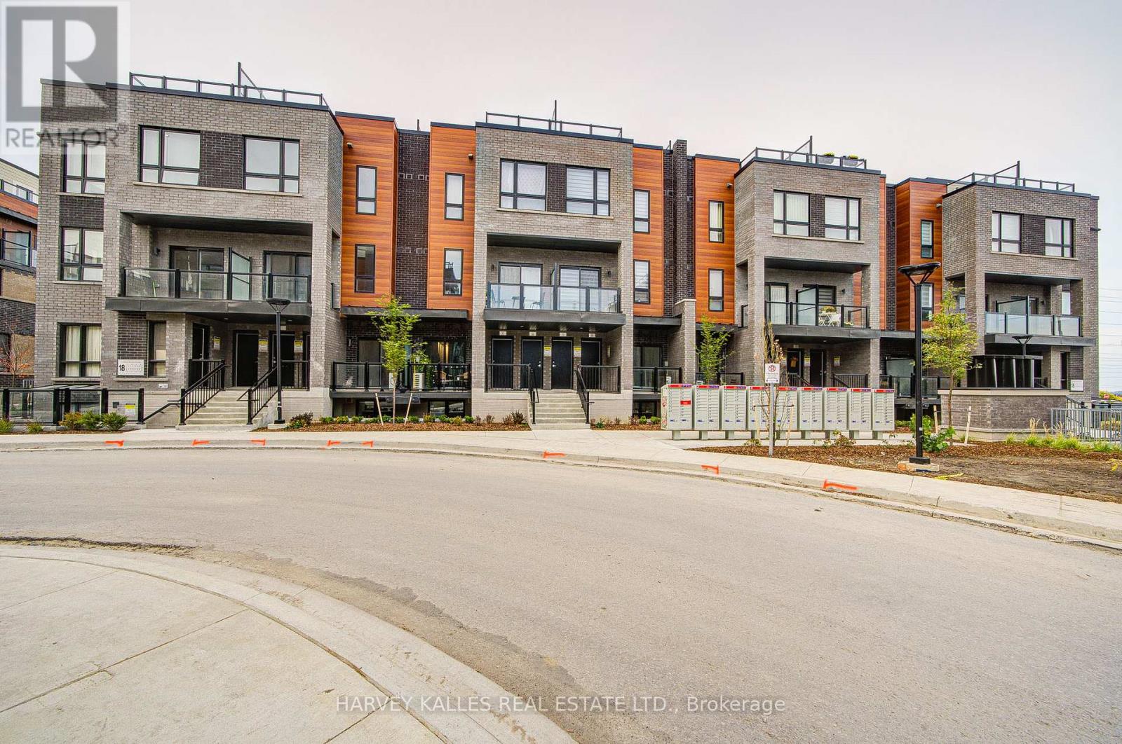 2 - 18 LYTHAM GREEN CIRCLE, Newmarket, Ontario
