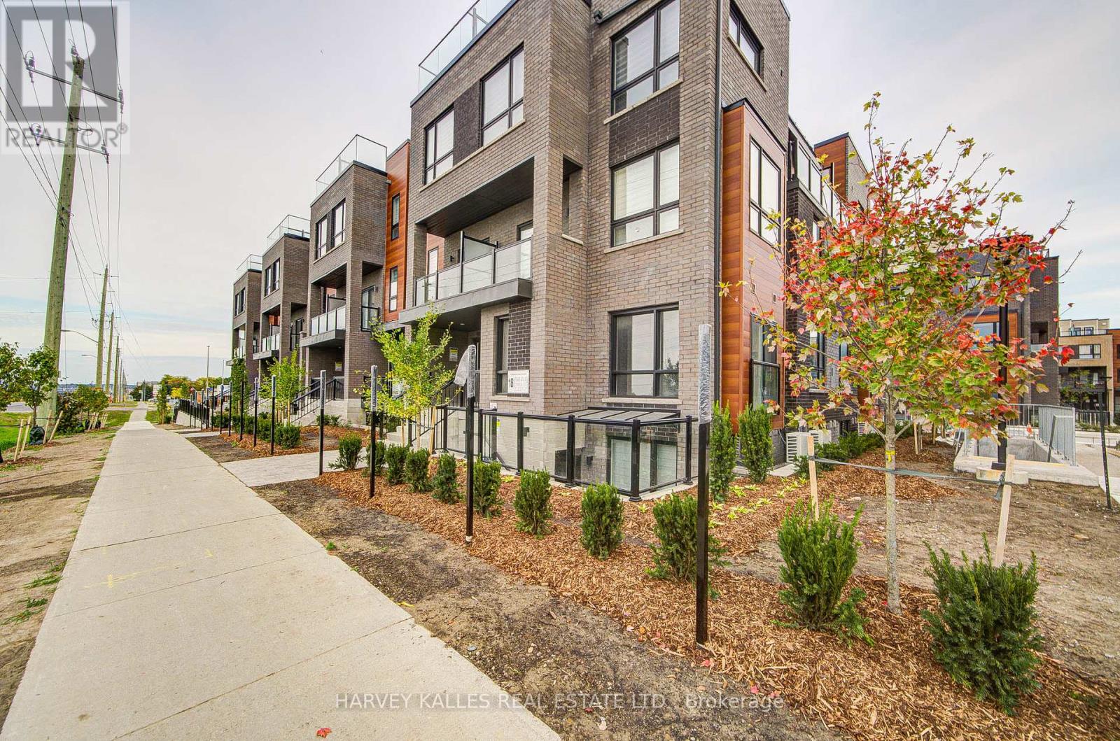 2 - 18 Lytham Green Circle, Newmarket, Ontario  L3Y 0H5 - Photo 3 - N12418520