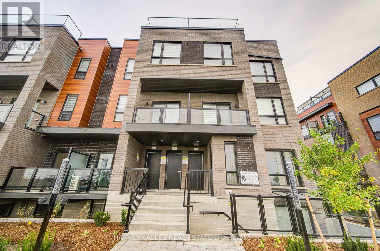 2 - 18 Lytham Green Circle, Newmarket, Ontario  L3Y 0H5 - Photo 4 - N12418520