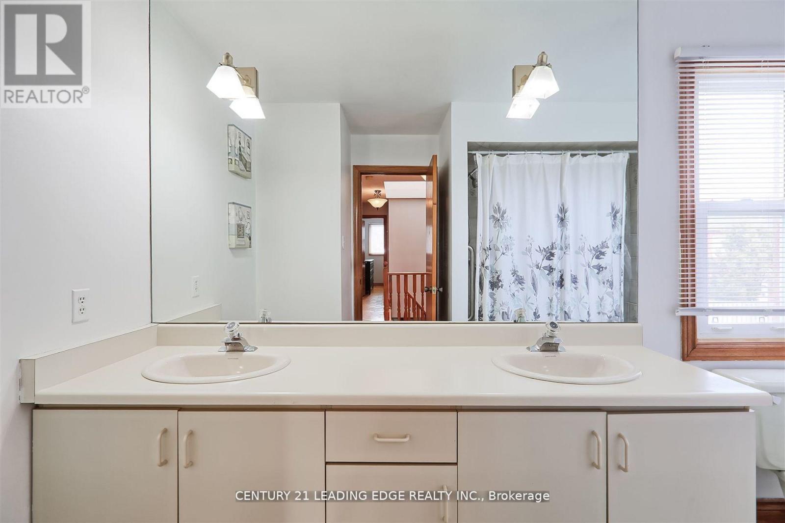 312 Valeria Boulevard, Vaughan, Ontario  L4L 6V7 - Photo 16 - N12418524