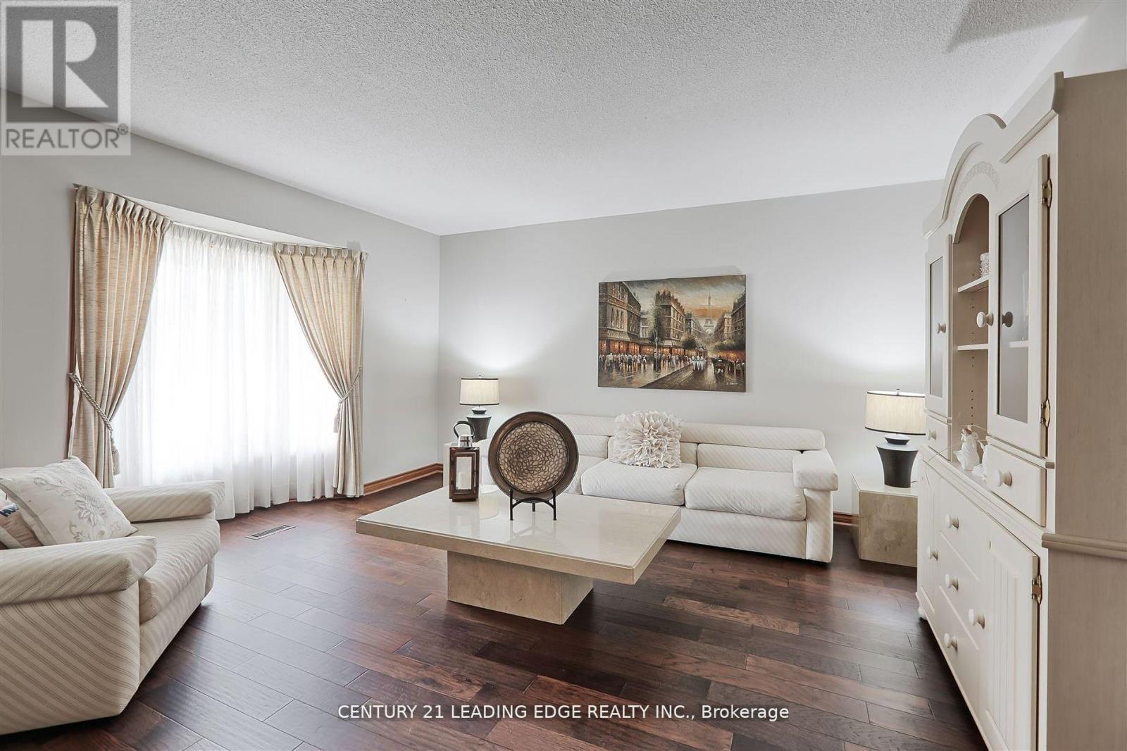 312 Valeria Boulevard, Vaughan, Ontario  L4L 6V7 - Photo 4 - N12418524