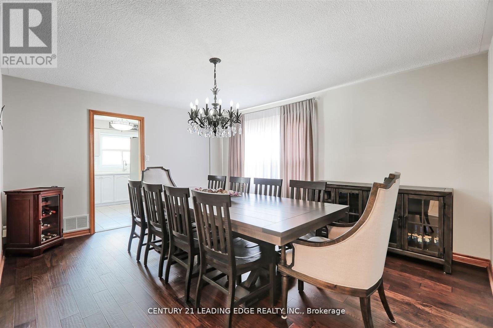312 Valeria Boulevard, Vaughan, Ontario  L4L 6V7 - Photo 5 - N12418524