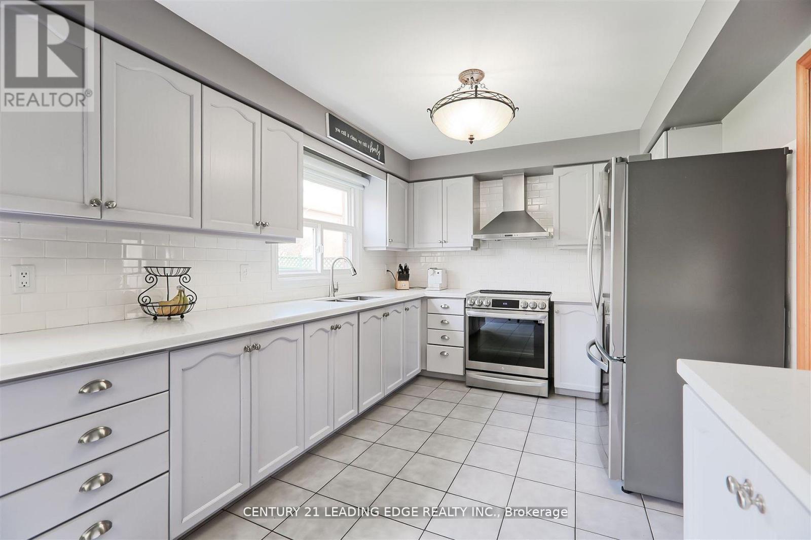 312 Valeria Boulevard, Vaughan, Ontario  L4L 6V7 - Photo 6 - N12418524