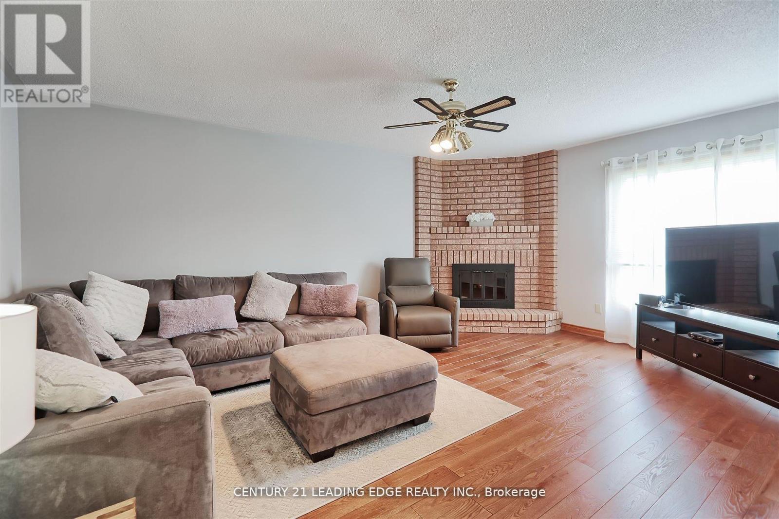 312 Valeria Boulevard, Vaughan, Ontario  L4L 6V7 - Photo 9 - N12418524