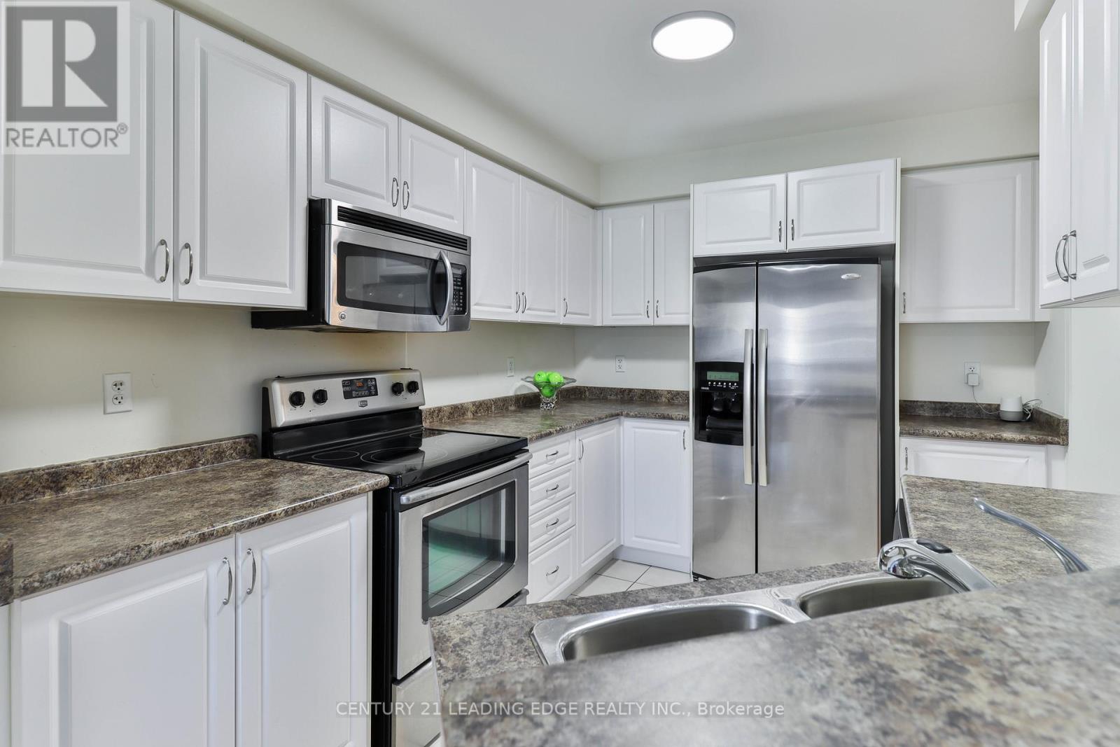 15 Robertdale Court, Whitchurch-Stouffville (Stouffville), Ontario  L4A 0Y5 - Photo 10 - N12418535