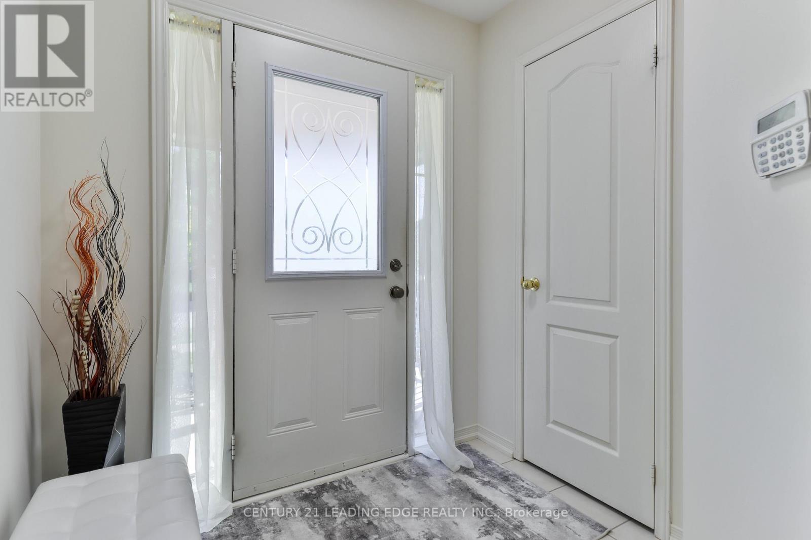 15 Robertdale Court, Whitchurch-Stouffville, Ontario  L4A 0Y5 - Photo 4 - N12418535
