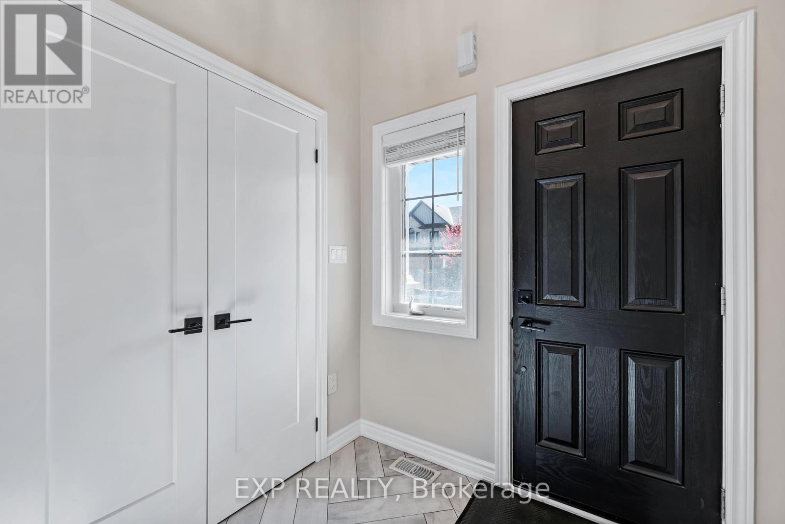9 Gord Matthews Way, Uxbridge, Ontario  L9P 0E9 - Photo 2 - N12418551