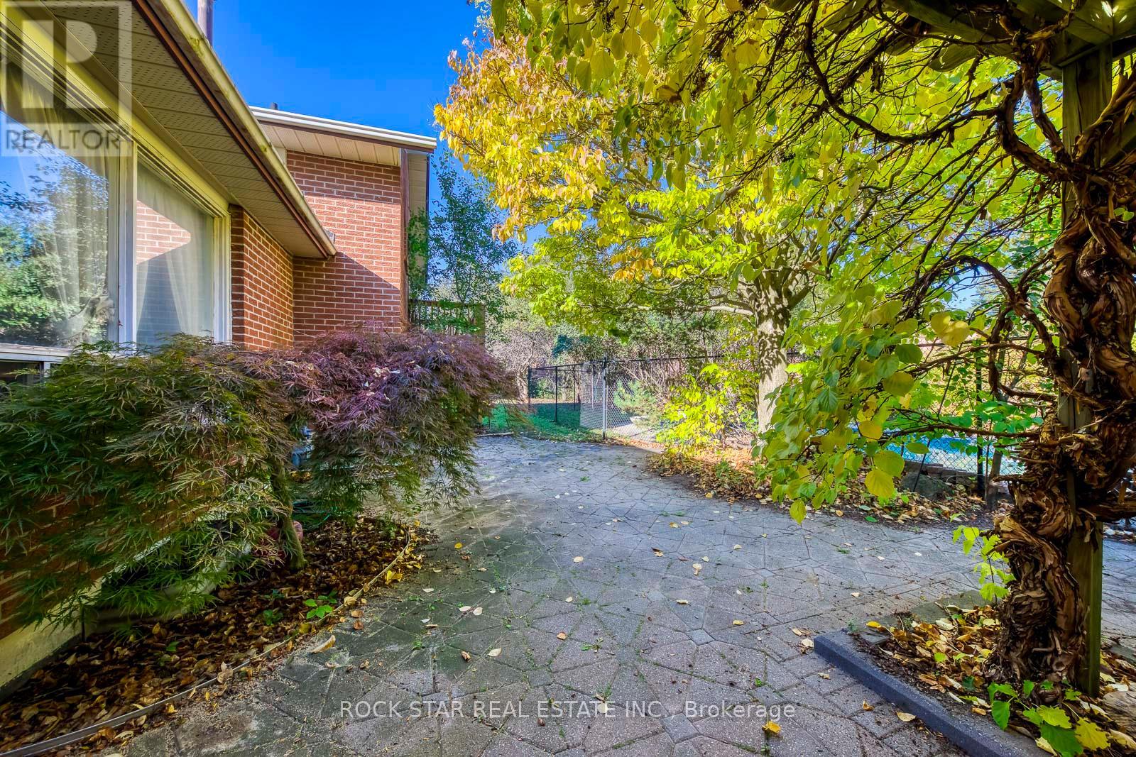14 Cairnmore Court, Brampton, Ontario  L6Z 1T6 - Photo 39 - W12418471