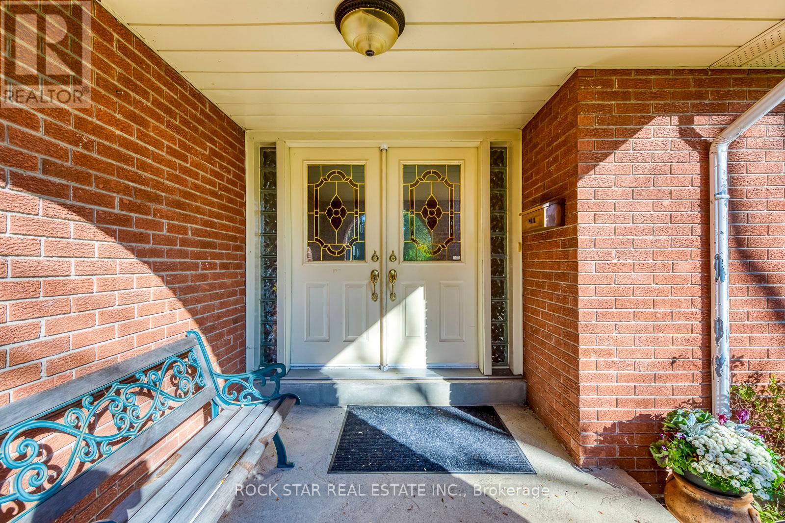 14 Cairnmore Court, Brampton, Ontario  L6Z 1T6 - Photo 5 - W12418471