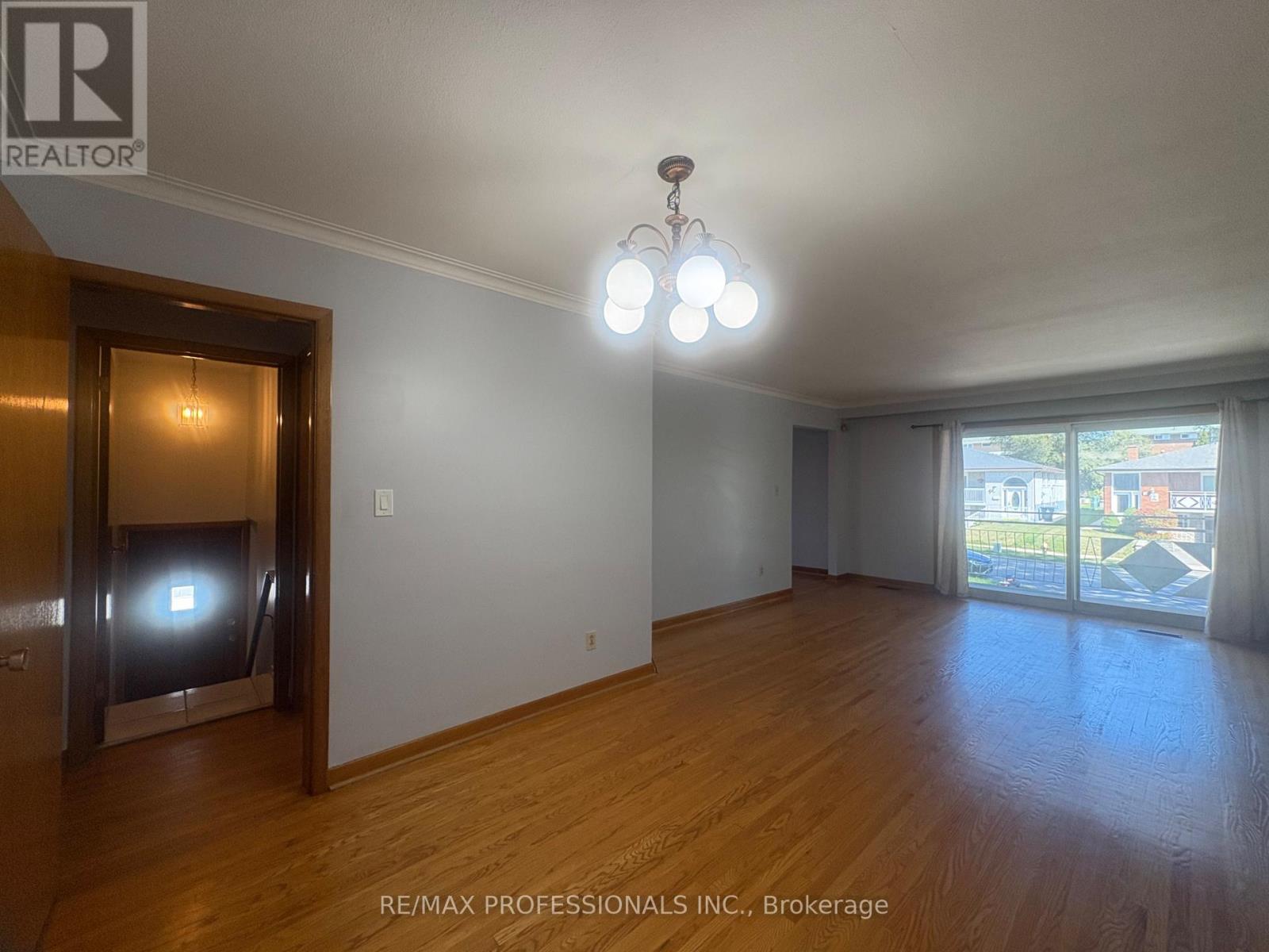 20 Sorlyn Avenue, Toronto, Ontario  M6L 1H8 - Photo 10 - W12418485