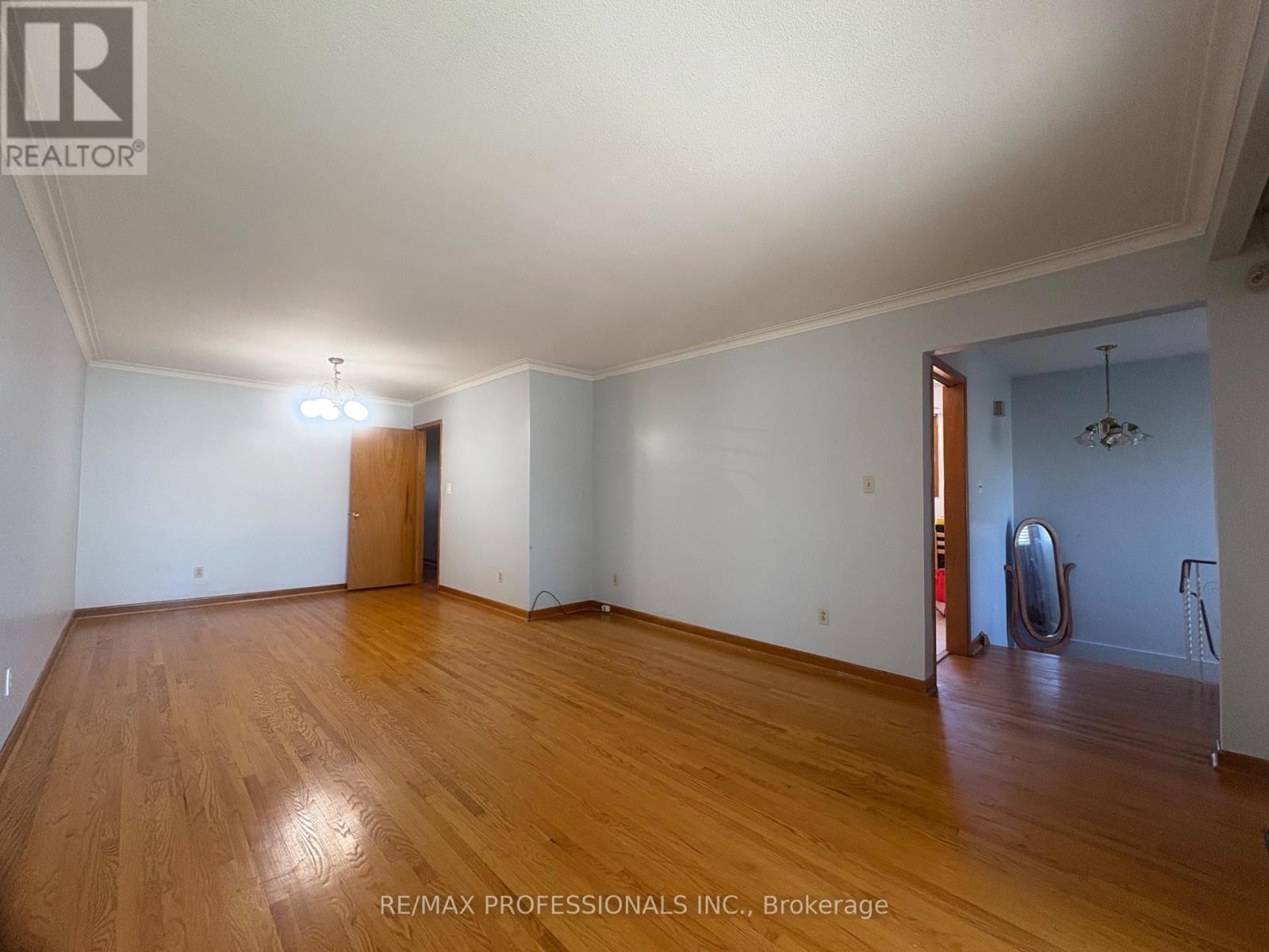 20 Sorlyn Avenue, Toronto, Ontario  M6L 1H8 - Photo 11 - W12418485