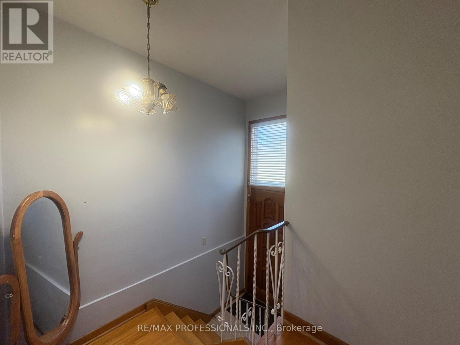 20 Sorlyn Avenue, Toronto, Ontario  M6L 1H8 - Photo 12 - W12418485