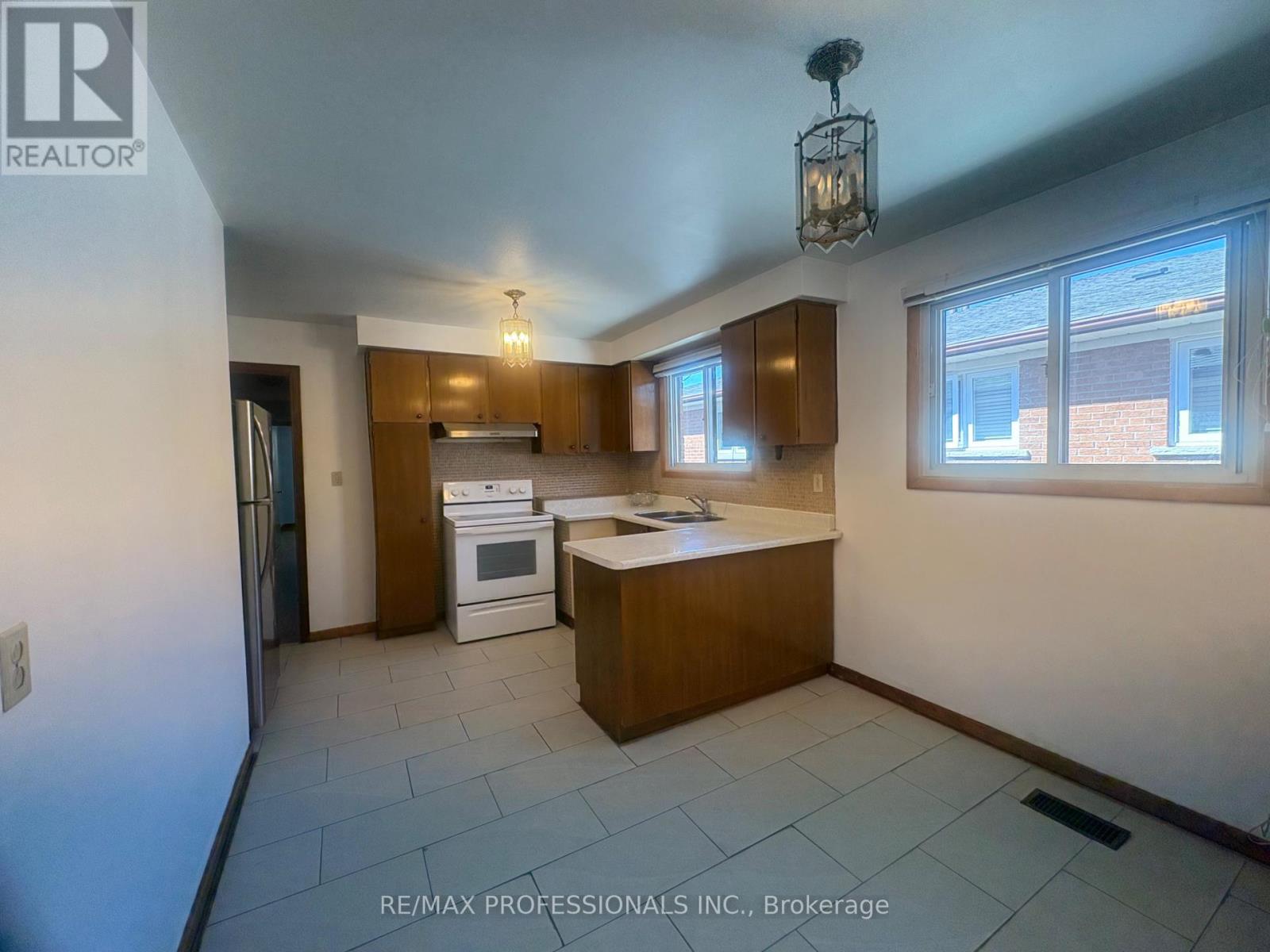 20 Sorlyn Avenue, Toronto, Ontario  M6L 1H8 - Photo 13 - W12418485