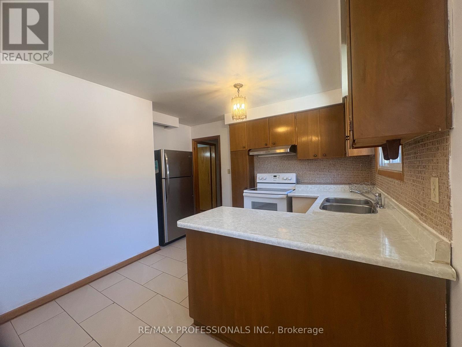 20 Sorlyn Avenue, Toronto, Ontario  M6L 1H8 - Photo 14 - W12418485