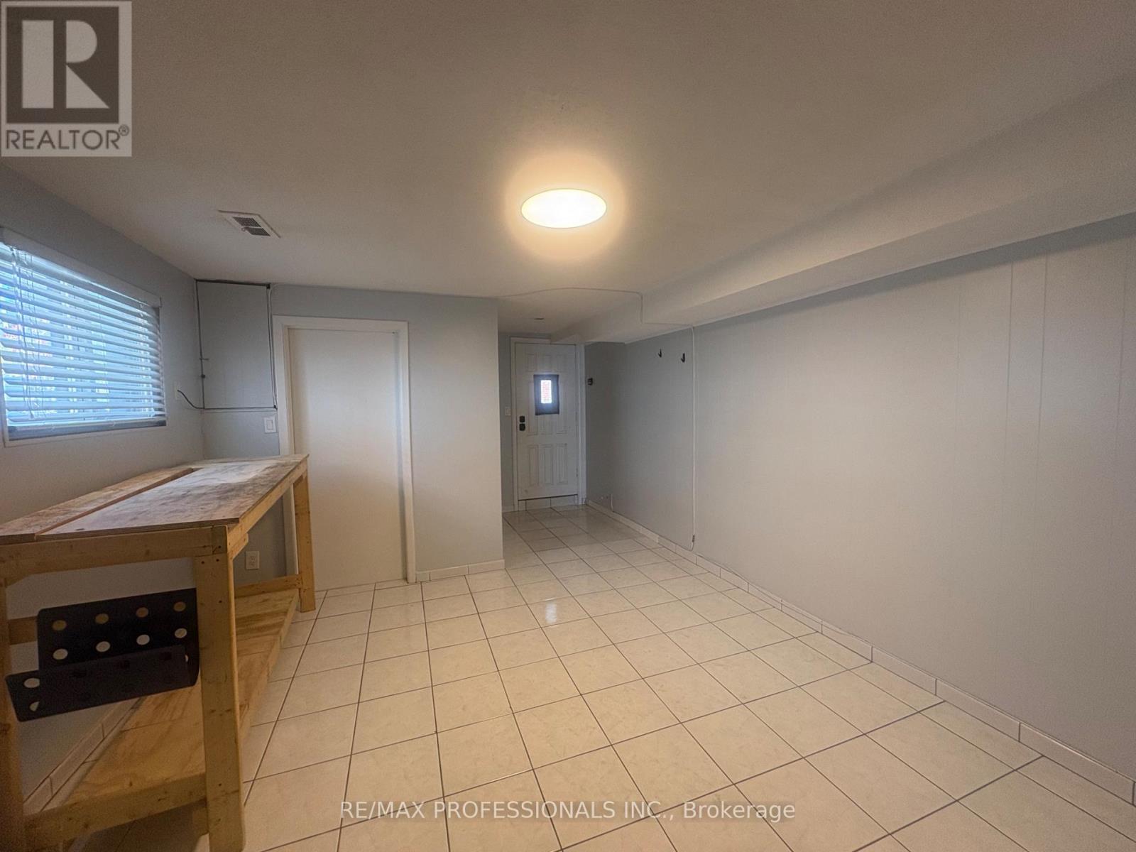 20 Sorlyn Avenue, Toronto, Ontario  M6L 1H8 - Photo 15 - W12418485
