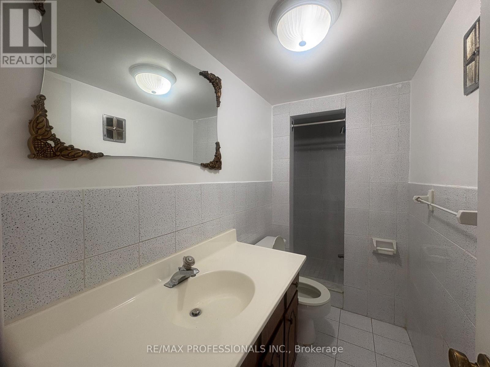 20 Sorlyn Avenue, Toronto, Ontario  M6L 1H8 - Photo 16 - W12418485