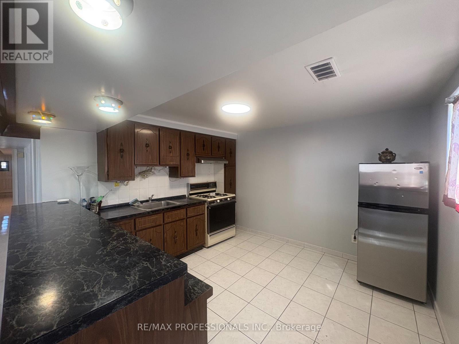 20 Sorlyn Avenue, Toronto, Ontario  M6L 1H8 - Photo 17 - W12418485