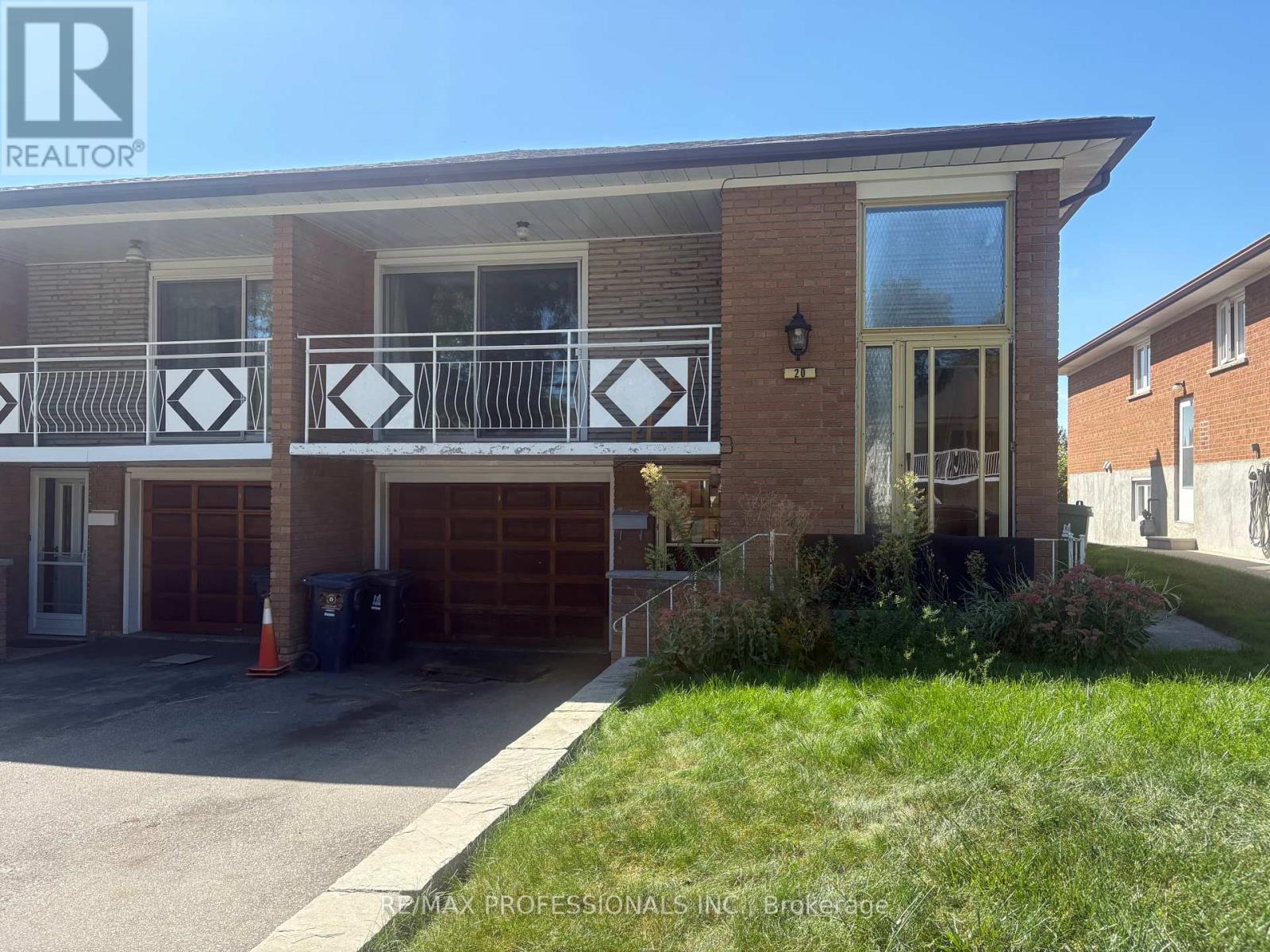 20 Sorlyn Avenue, Toronto, Ontario  M6L 1H8 - Photo 2 - W12418485