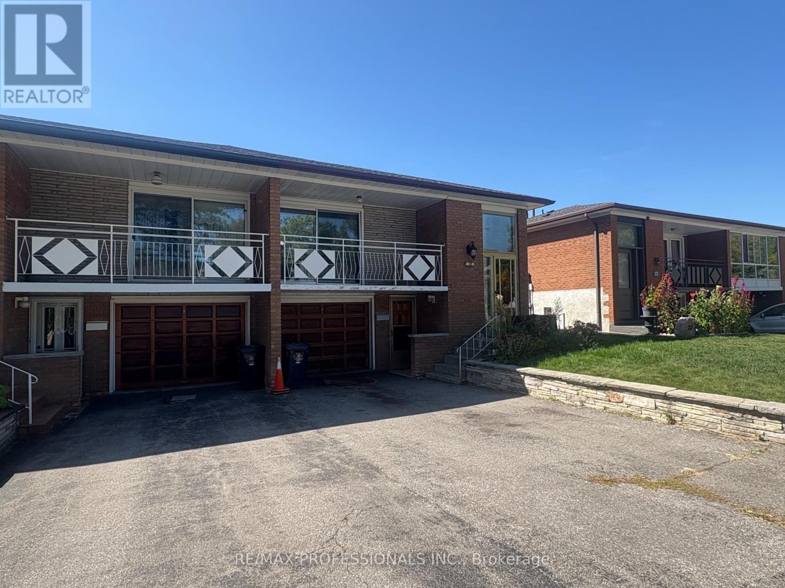 20 Sorlyn Avenue, Toronto, Ontario  M6L 1H8 - Photo 3 - W12418485