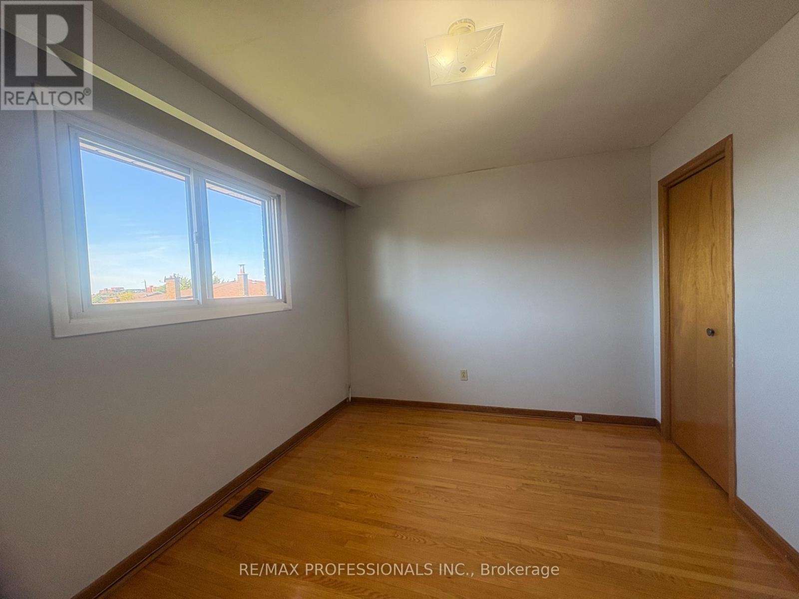 20 Sorlyn Avenue, Toronto, Ontario  M6L 1H8 - Photo 4 - W12418485
