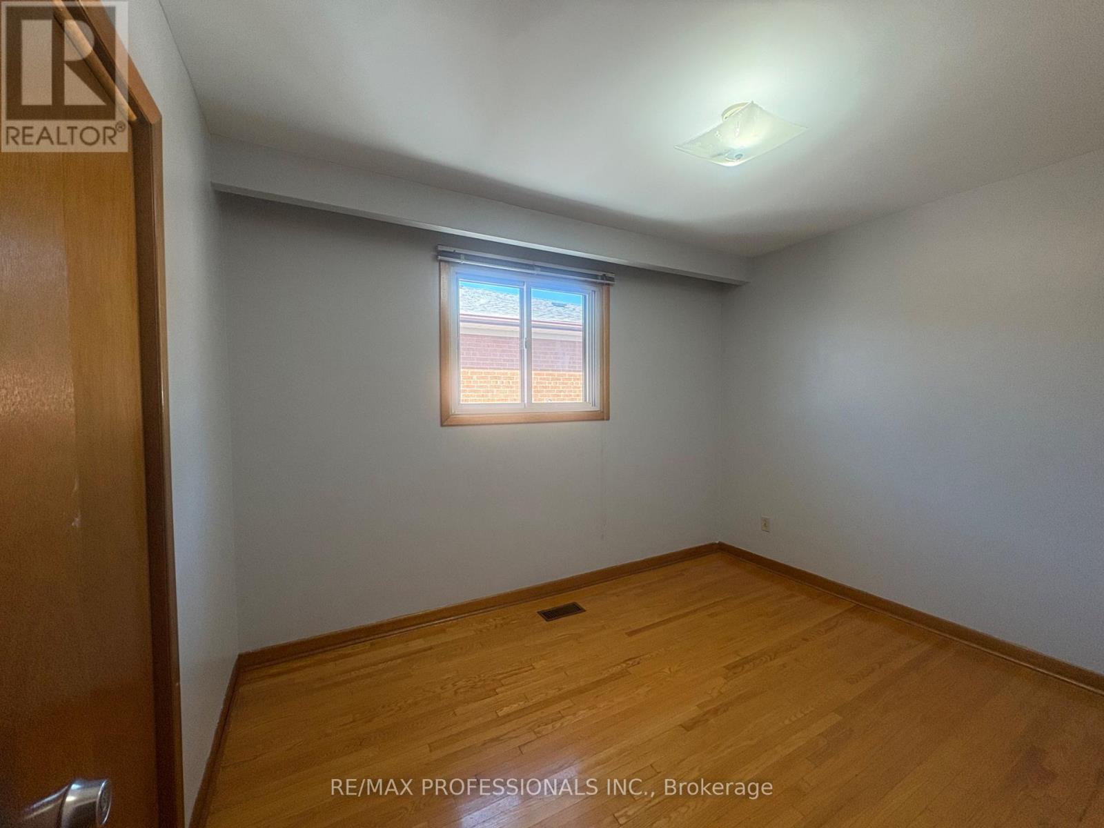 20 Sorlyn Avenue, Toronto, Ontario  M6L 1H8 - Photo 5 - W12418485