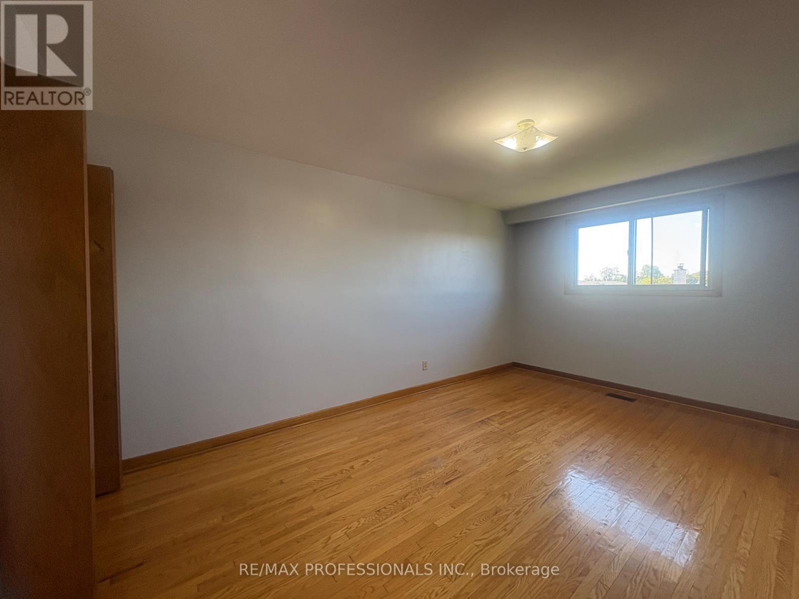 20 Sorlyn Avenue, Toronto, Ontario  M6L 1H8 - Photo 6 - W12418485
