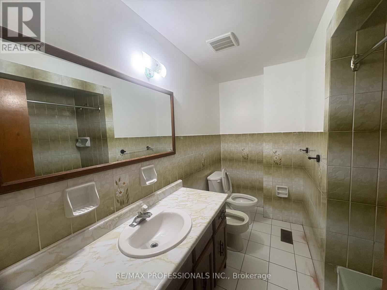 20 Sorlyn Avenue, Toronto, Ontario  M6L 1H8 - Photo 8 - W12418485