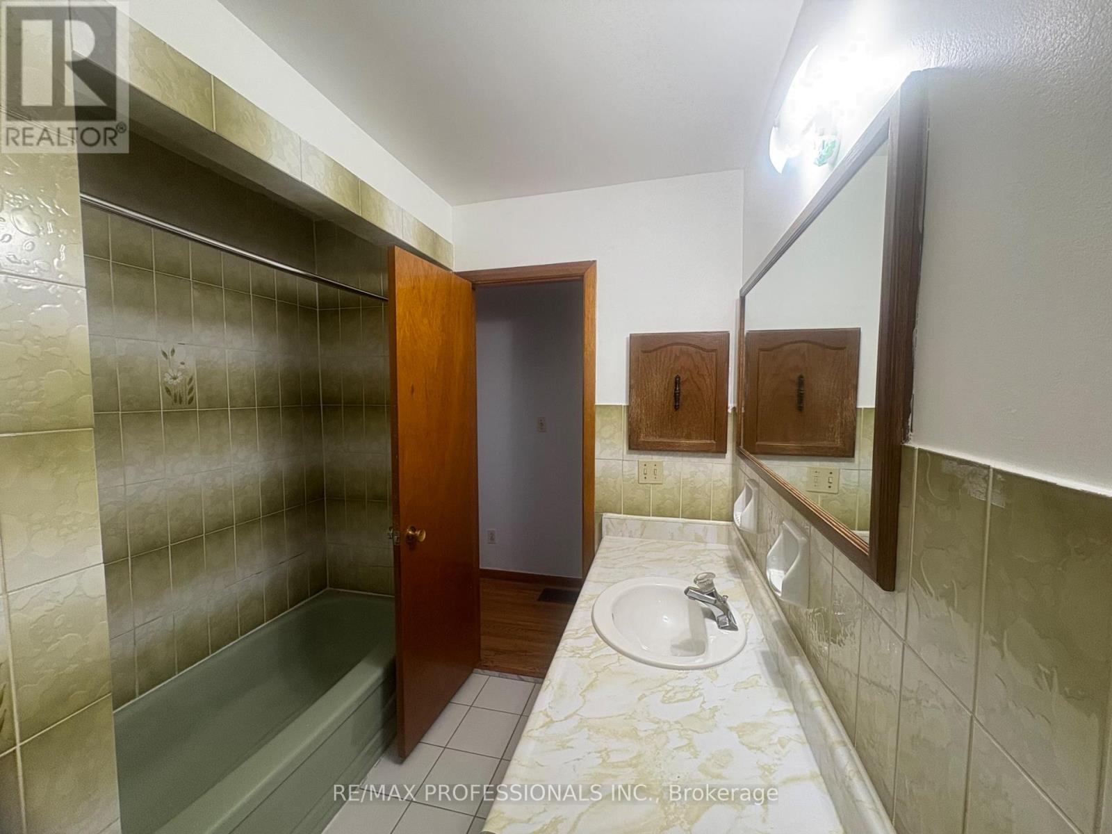 20 Sorlyn Avenue, Toronto, Ontario  M6L 1H8 - Photo 9 - W12418485