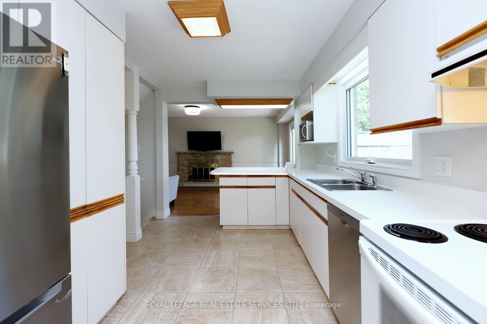 2549 Merrington Crescent, Mississauga, Ontario  L5K 2B8 - Photo 10 - W12418503
