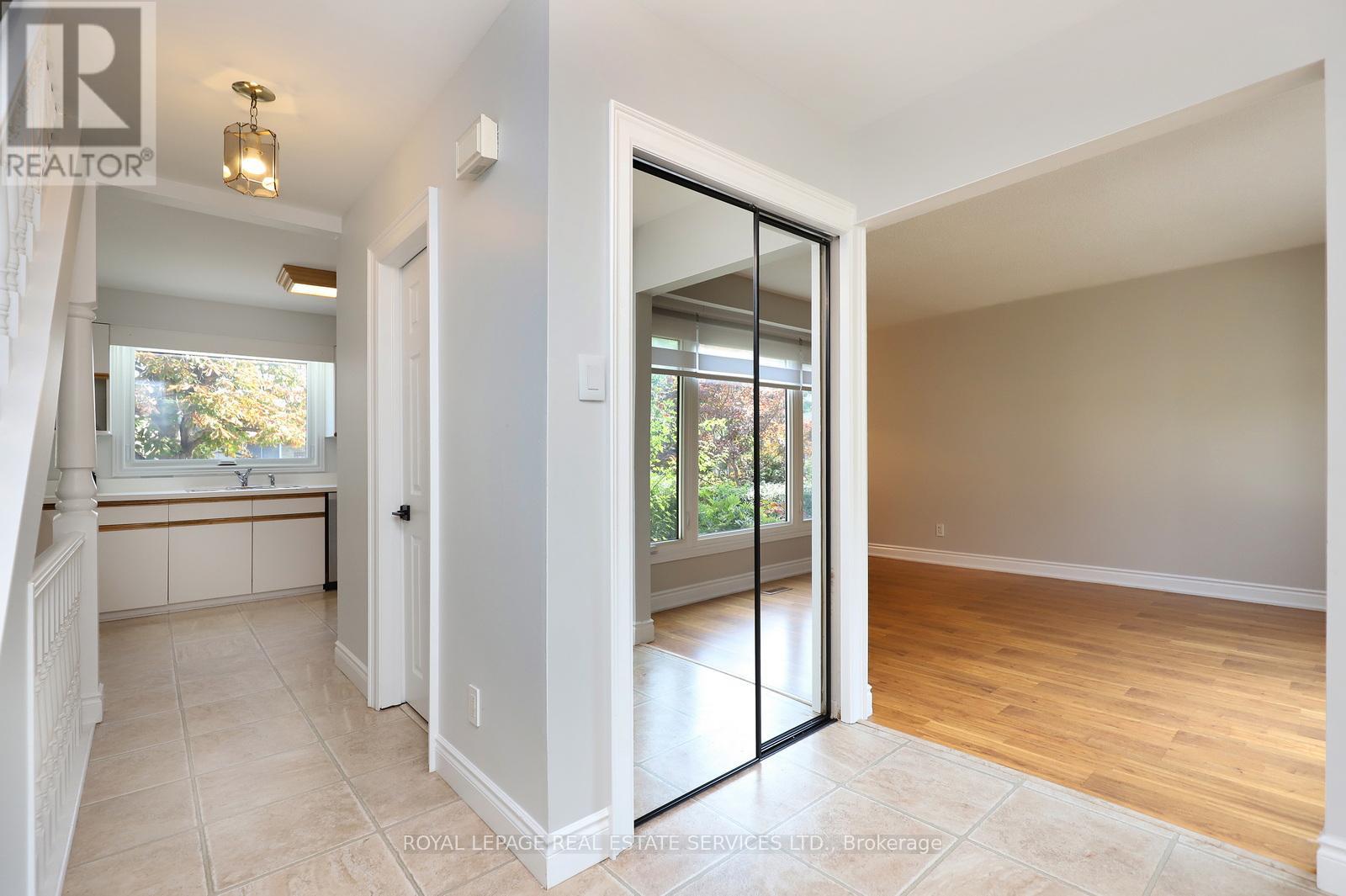 2549 Merrington Crescent, Mississauga, Ontario  L5K 2B8 - Photo 5 - W12418503