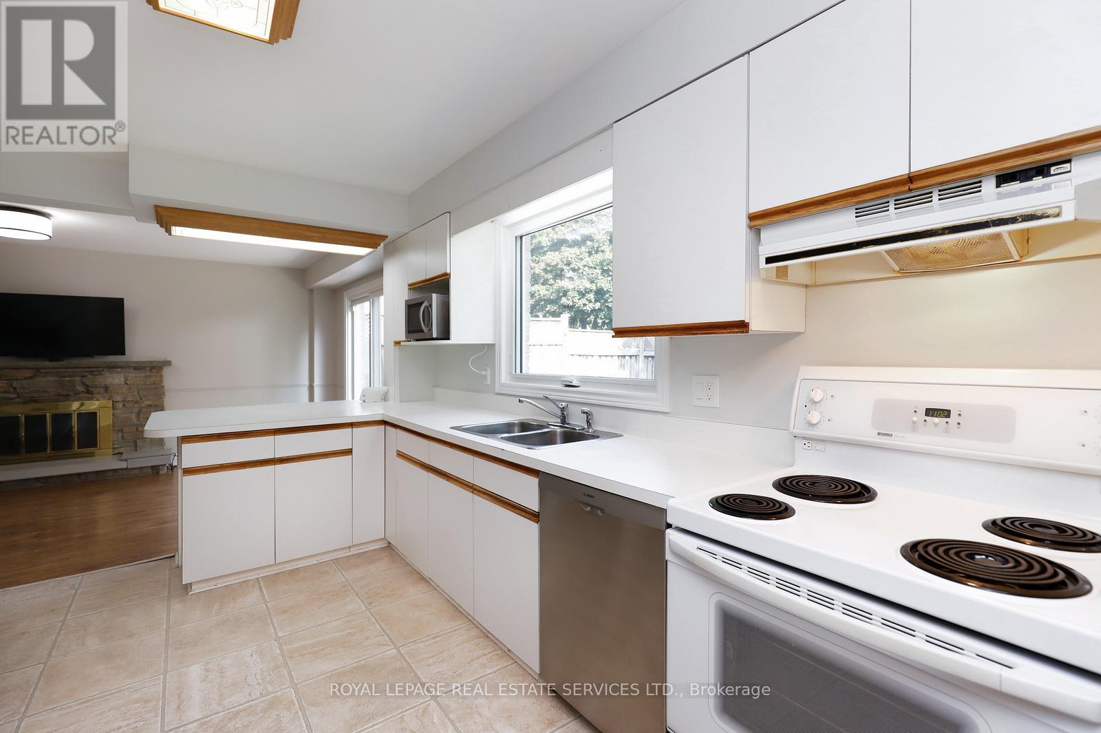 2549 Merrington Crescent, Mississauga, Ontario  L5K 2B8 - Photo 9 - W12418503