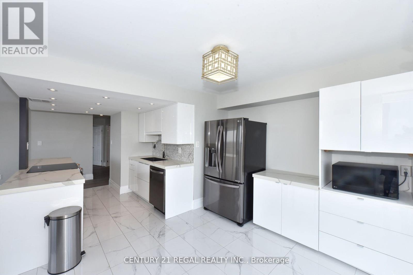 1612 - 350 Webb Drive, Mississauga, Ontario  L5B 3W4 - Photo 8 - W12418576