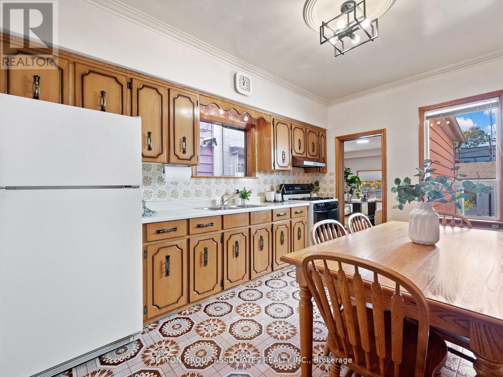 696 Crawford Street, Toronto, Ontario  M6G 3K2 - Photo 11 - C12418650