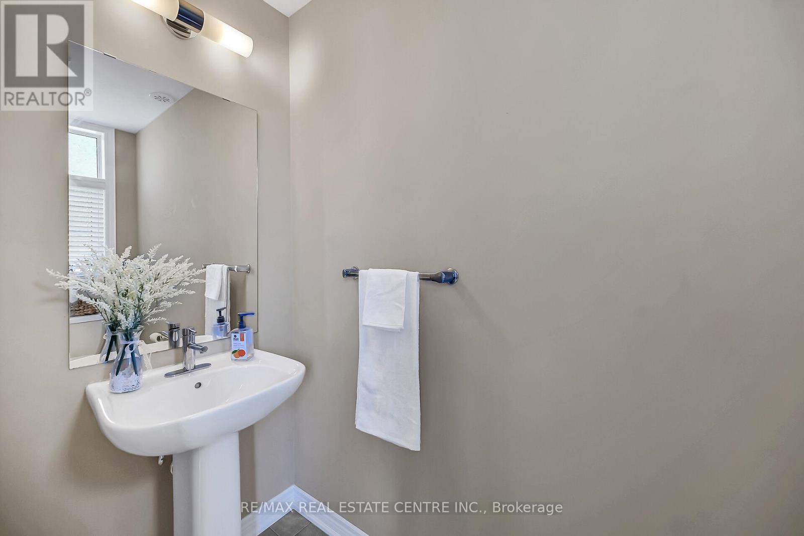 61 Esplanade Lane, Grimsby, Ontario  L3M 0H2 - Photo 17 - X12418474