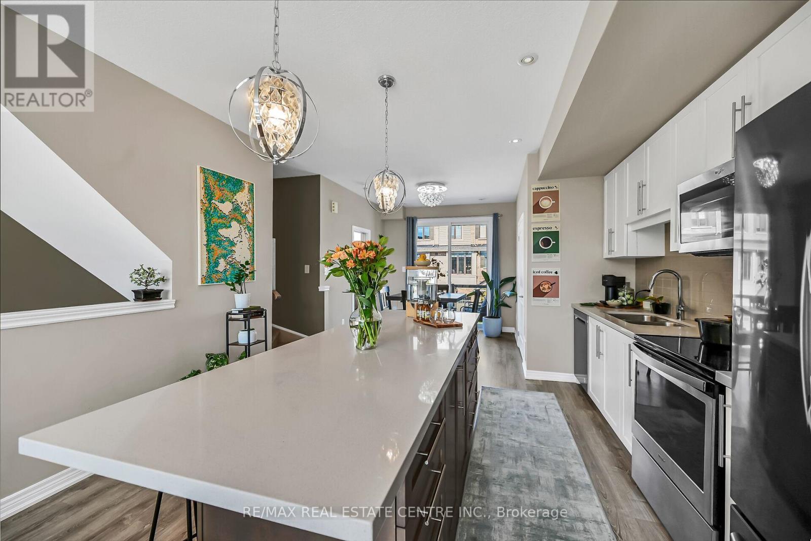 61 Esplanade Lane, Grimsby, Ontario  L3M 0H2 - Photo 9 - X12418474
