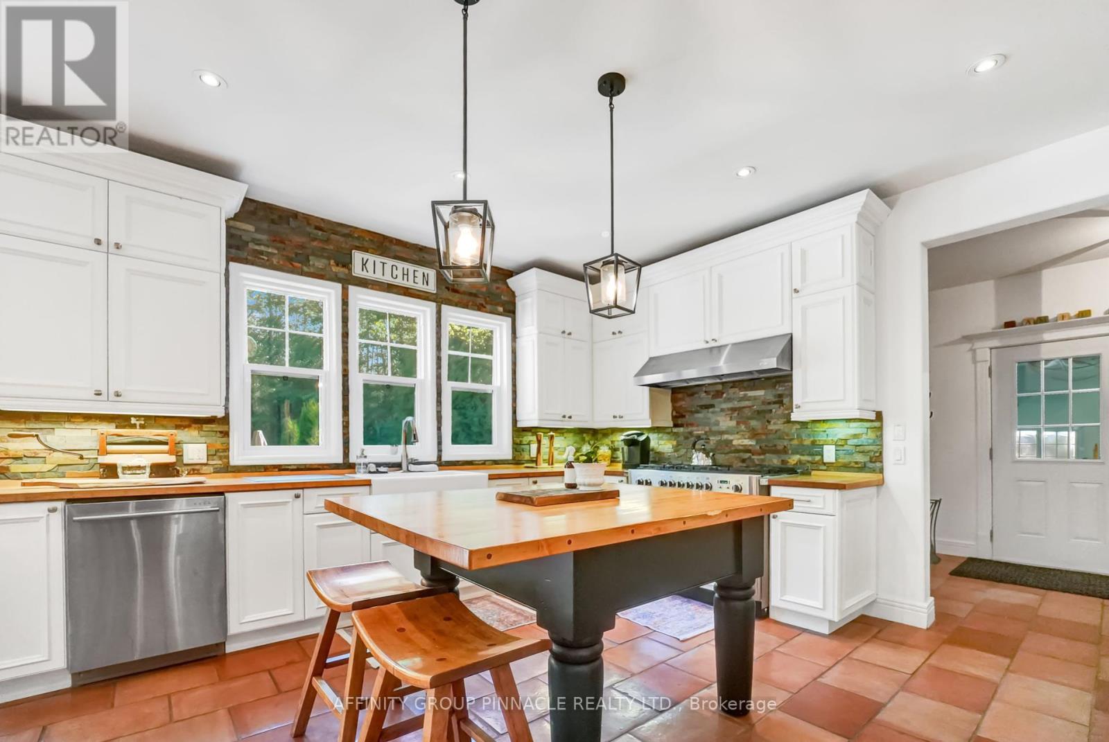 297 St Luke's Road, Kawartha Lakes, Ontario  K9V 4R5 - Photo 10 - X12418837