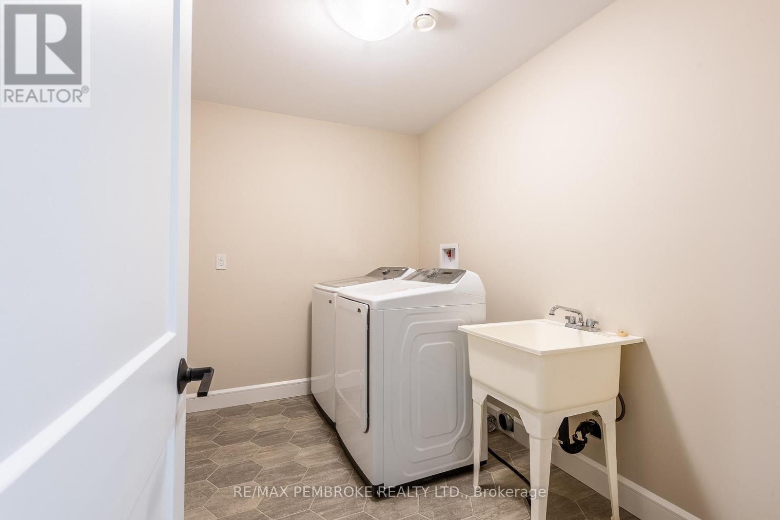 144 Chad Street, Petawawa, Ontario  K8H 0G8 - Photo 44 - X12418452