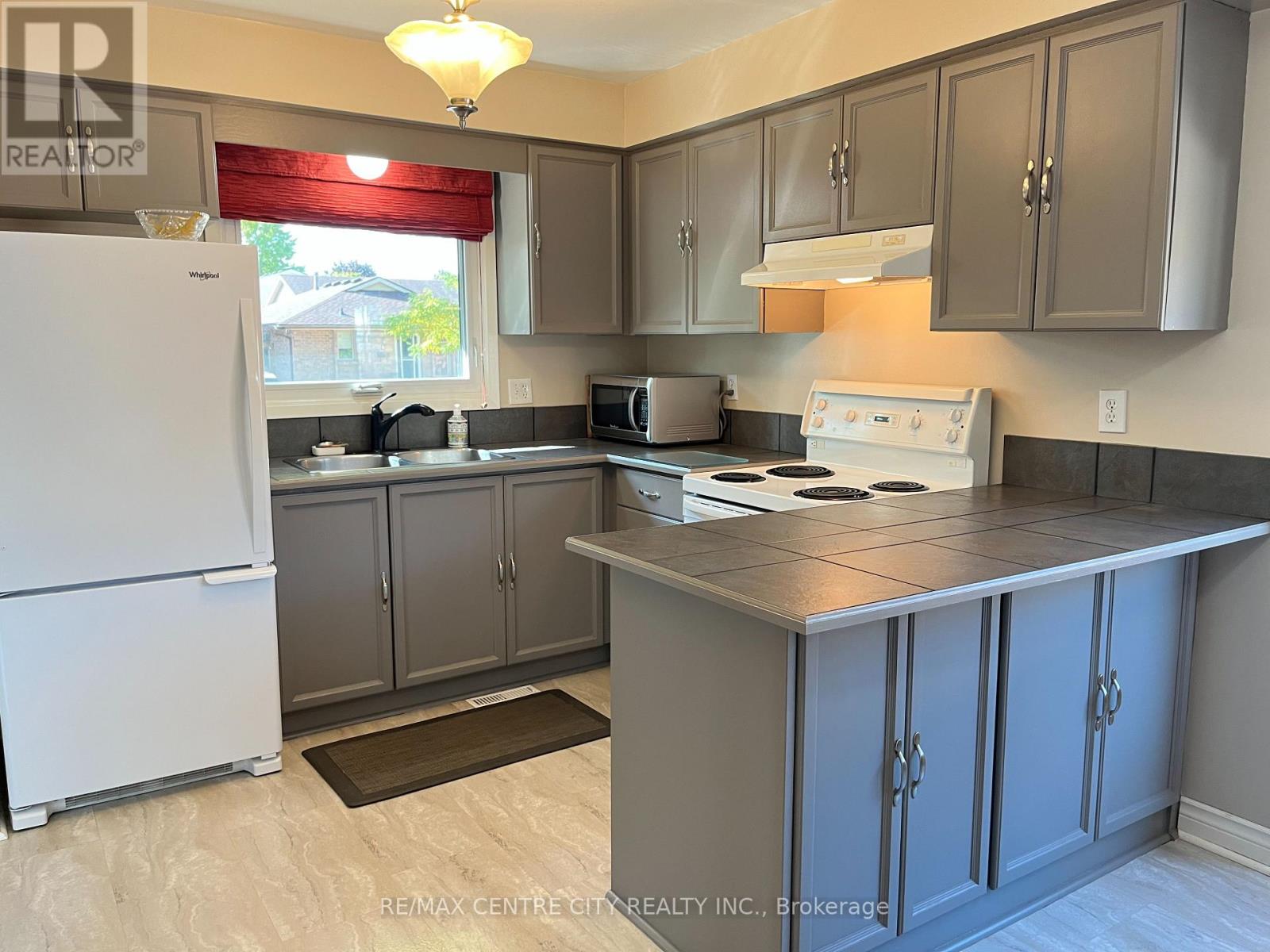 9 Speight Crescent, London East, Ontario  N5V 3W2 - Photo 4 - X12418759