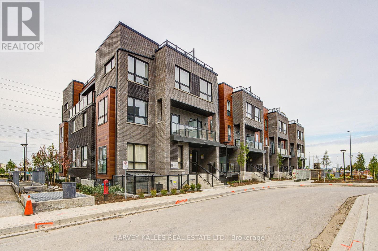 32 - 18 LYTHAM GREEN CIRCLE, Newmarket, Ontario