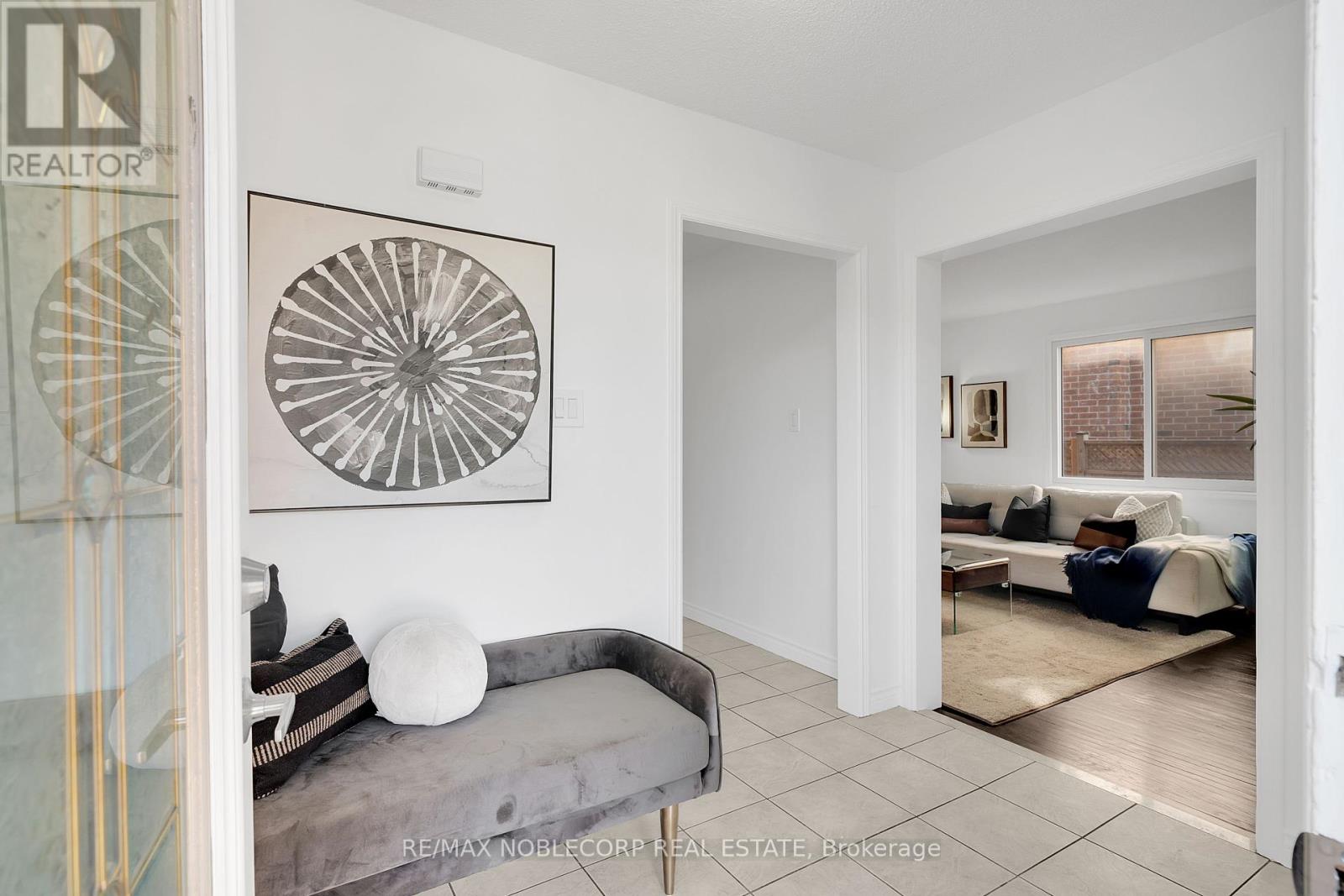 182 Tall Grass Trail, Vaughan, Ontario  L4L 3P8 - Photo 4 - N12418668