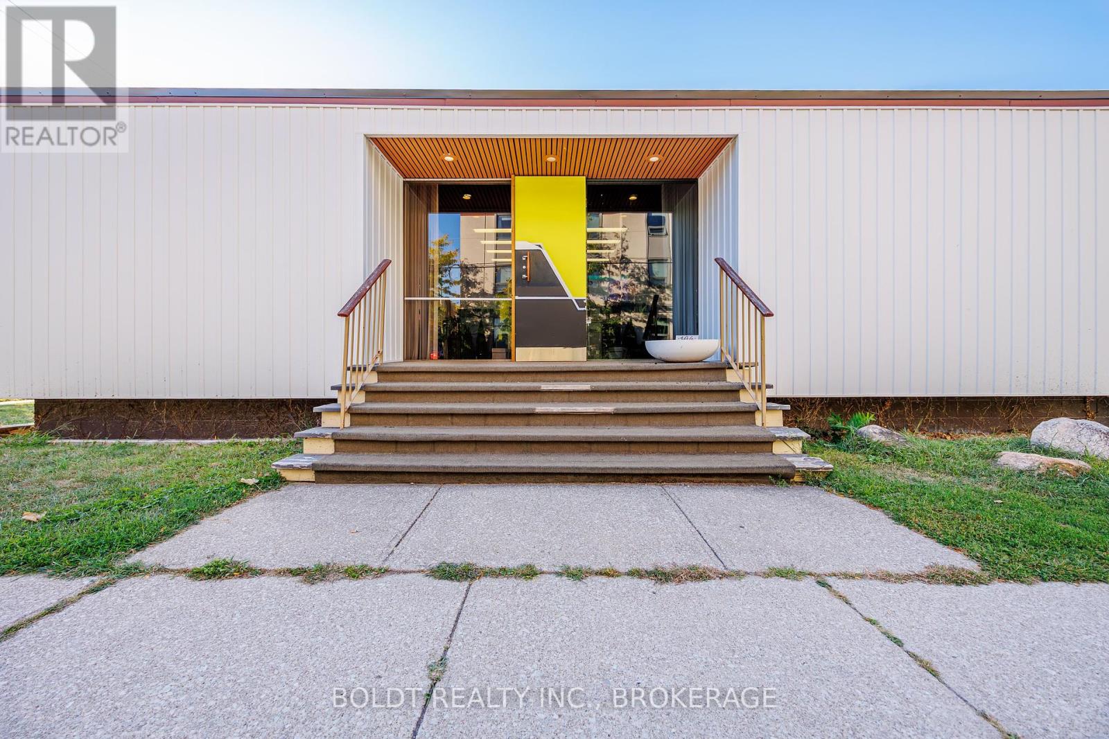 146 James Street, St. Catharines, Ontario  L2R 5C5 - Photo 4 - X12418805
