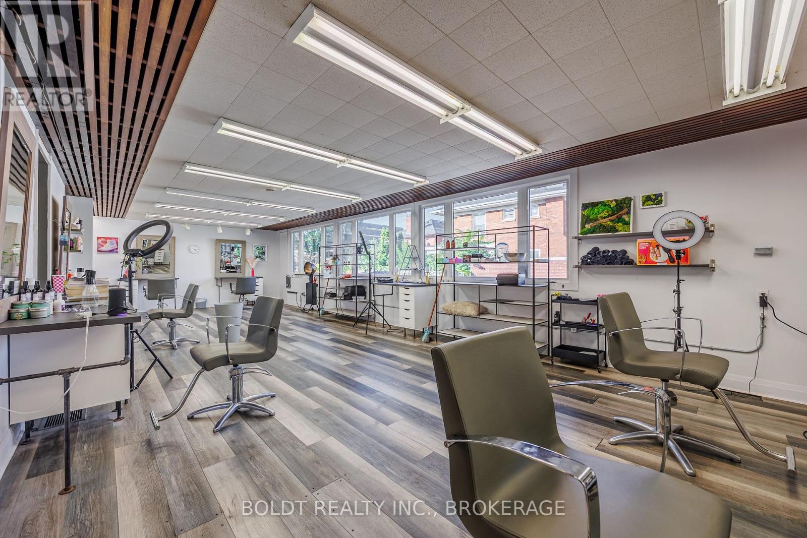 146 James Street, St. Catharines, Ontario  L2R 5C5 - Photo 8 - X12418805