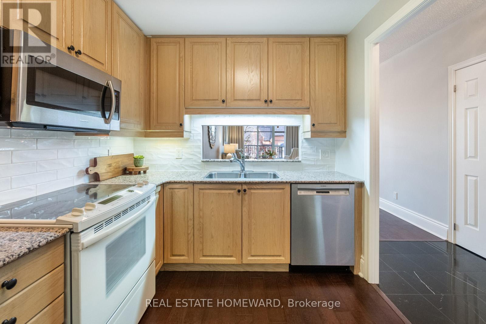 312 - 3085 Bloor Street W, Toronto (Stonegate-Queensway), Ontario  M8X 1C9 - Photo 6 - W12418670
