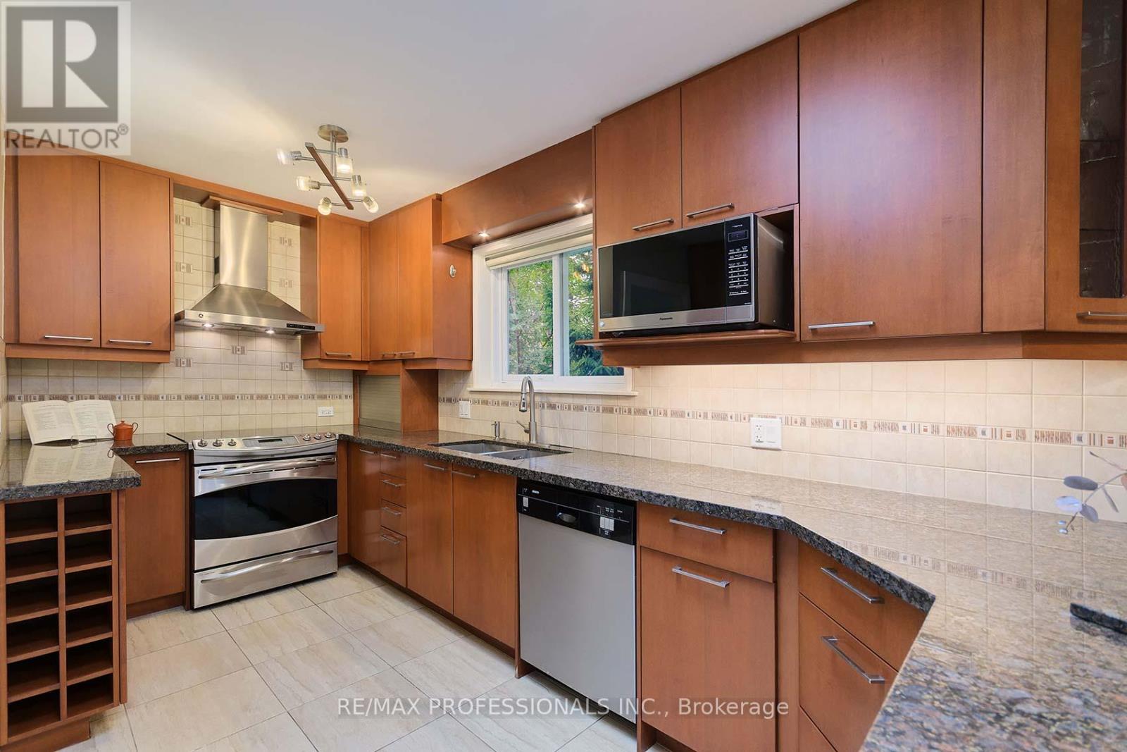 37 Sunplains Crescent, Toronto, Ontario  M9C 1M4 - Photo 11 - W12418671