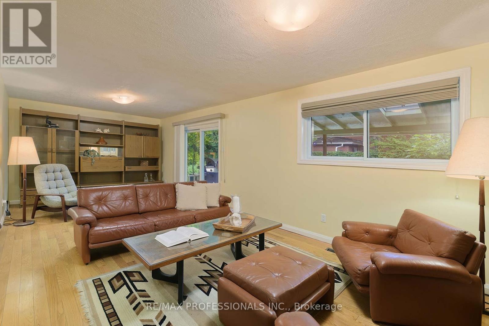 37 Sunplains Crescent, Toronto, Ontario  M9C 1M4 - Photo 17 - W12418671