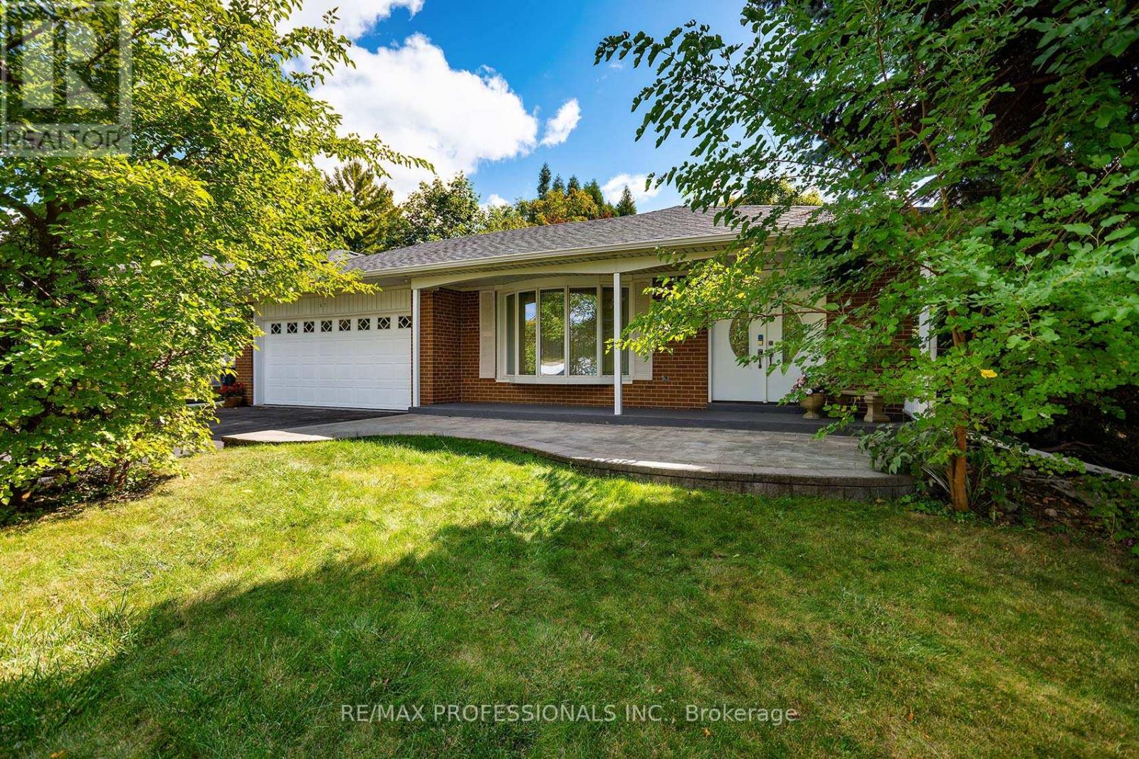37 Sunplains Crescent, Toronto, Ontario  M9C 1M4 - Photo 2 - W12418671